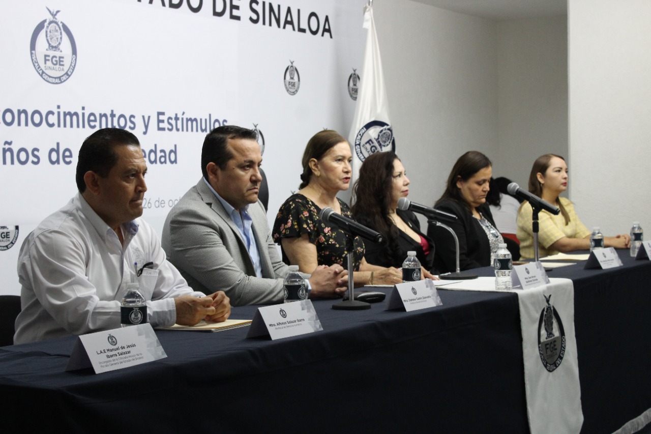 Entrega FGE reconocimientos y estímulos económicos por 25 años de ...